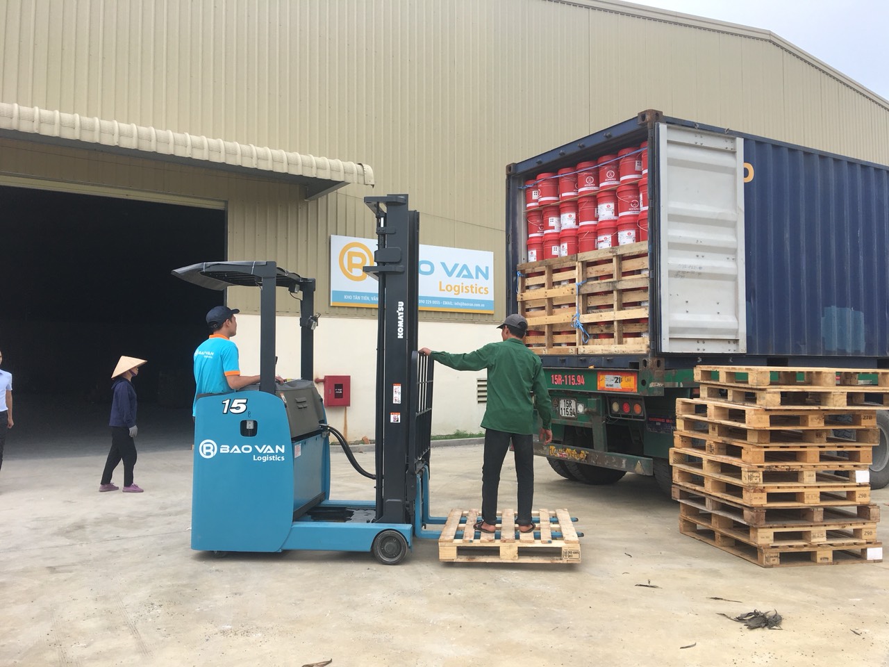 Tuyển nhân viên lái xe nâng