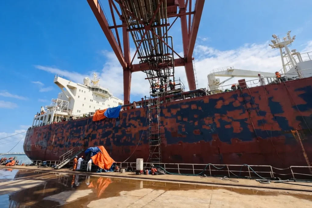 Giá dầu thế giới quay đầu giảm sau cú tăng sốc vì Trung Đông